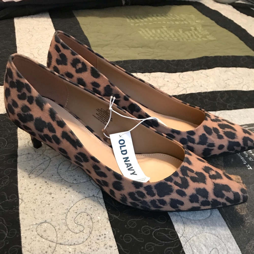 Old Navy mid-heel pumps